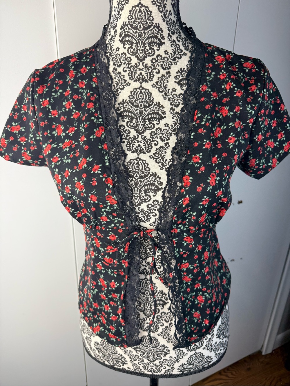 Princess Polly Women’s Black Floral Tie-Front Top with Lace Trim y2k rosebud